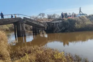 В Анучинском округе ограничили движение по мосту после обрушения плит