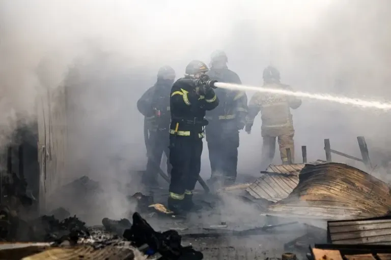На улице Адмирала Фокина во Владивостоке загорелось кафе