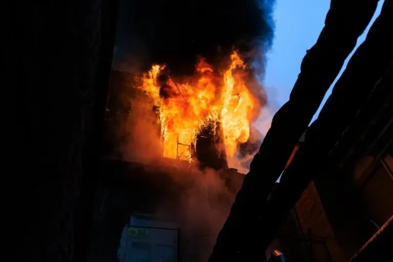 В Спасске-Дальнем загорелся балкон на четвёртом этаже многоэтажки