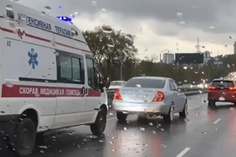 Во Владивостоке наказали водителя, не уступившего скорой помощи