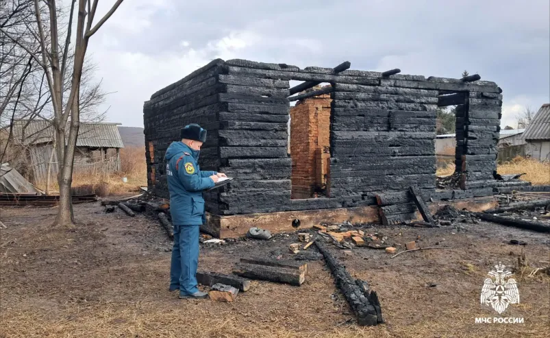 При пожаре в частном доме в Приморье погиб 53-летний мужчина