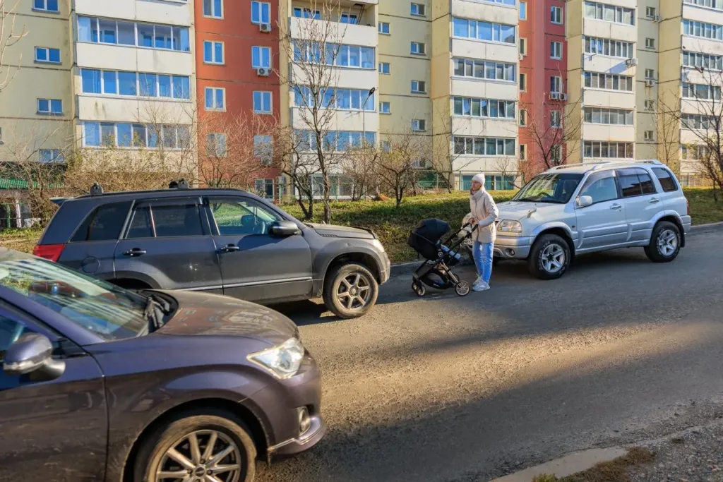 Жители Эгершельда просят тротуары и освещение на участке Крыгина — Леонова