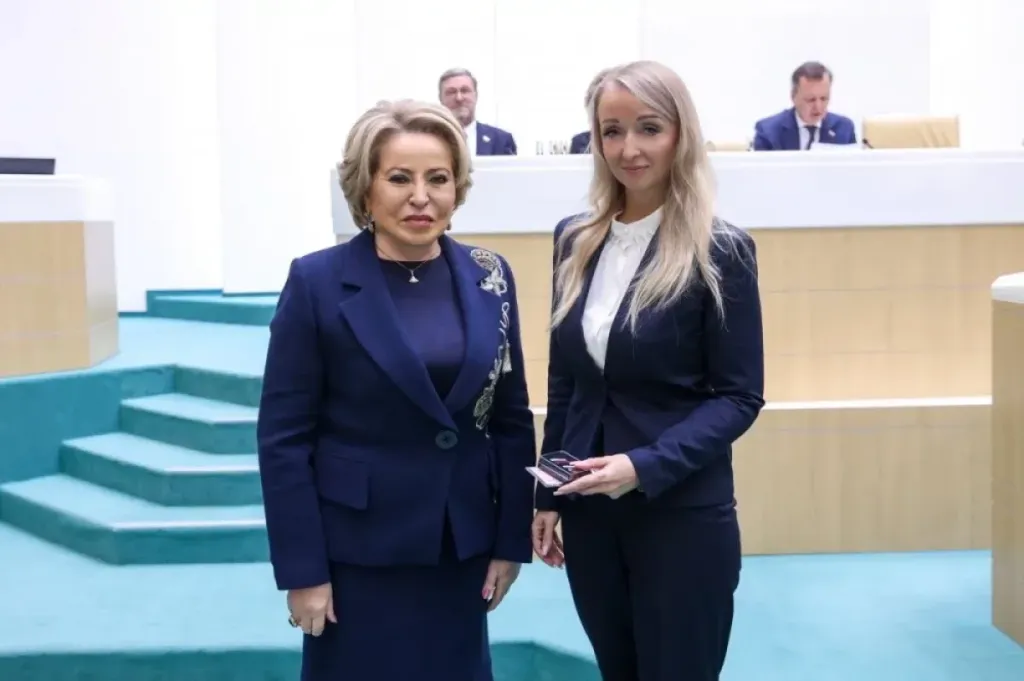 Жанна Гудкова получила удостоверение сенатора от Приморья