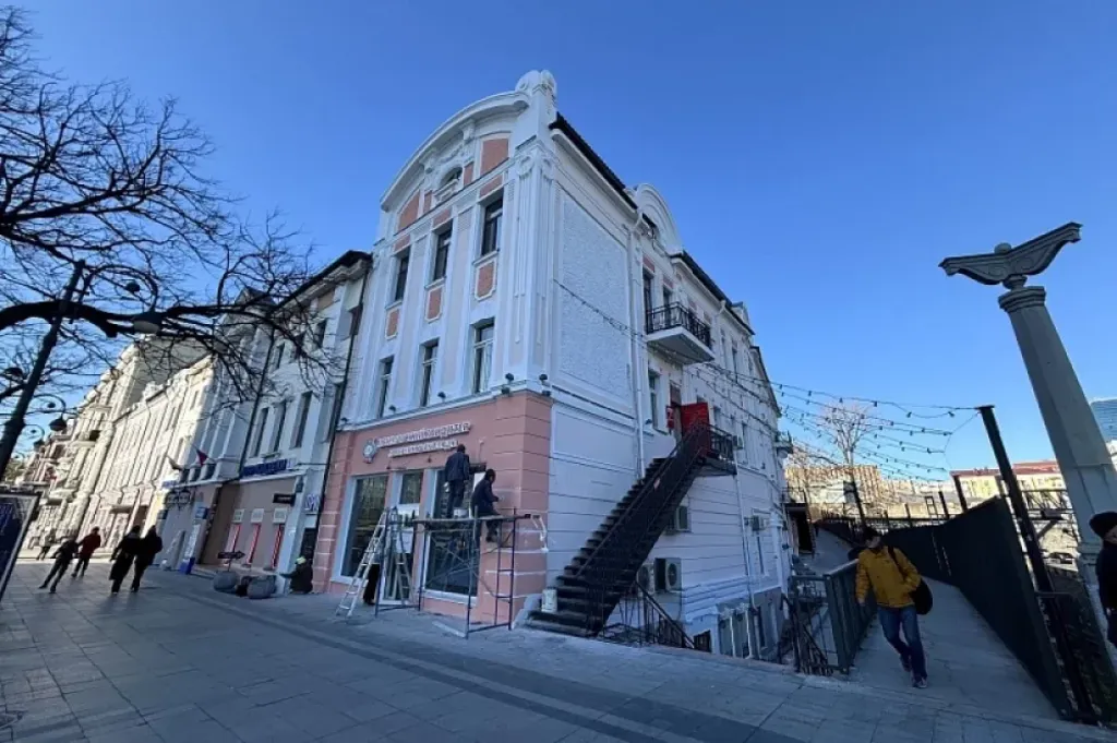 На Светланской во Владивостоке восстановили фасад дома Катчана