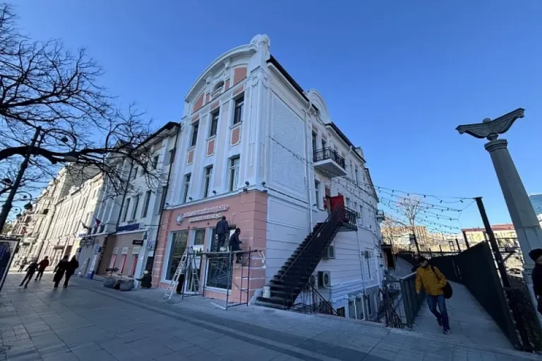 На Светланской во Владивостоке восстановили фасад дома Катчана